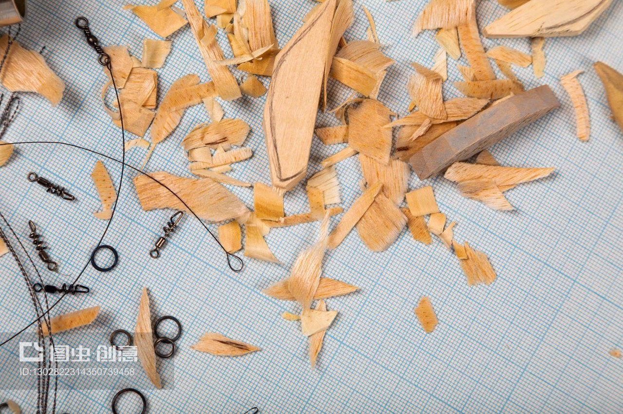 手工制作的木制钓鱼曲线图纸背景与工具和空白。